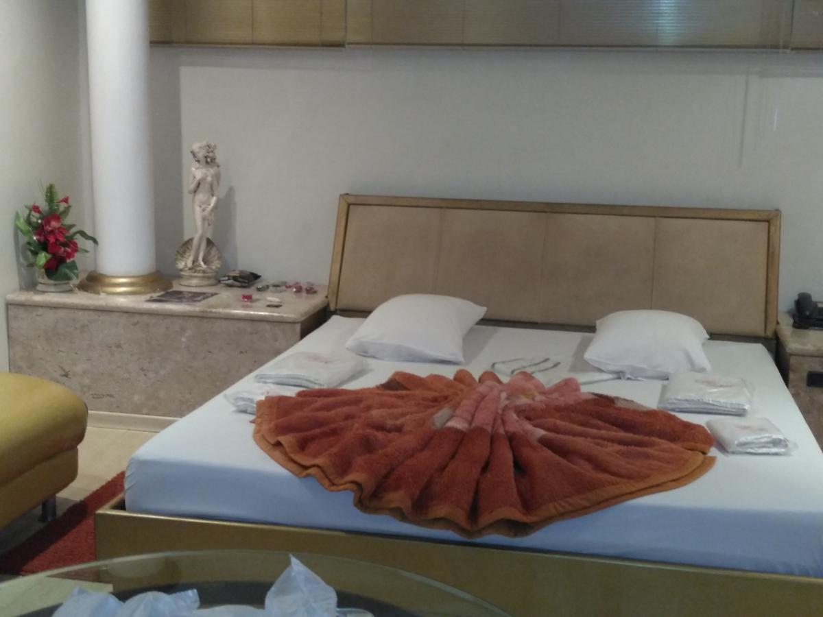 Heru's Hotel del amor *